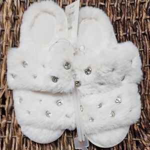 NEW “Stars Above” Embellished Faux Fur Royal White Slippers SOFT Houseshoes 5/6